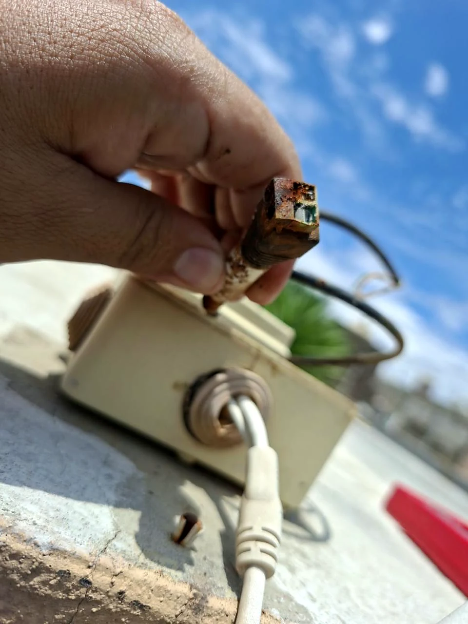 Conector corroído por la humedad