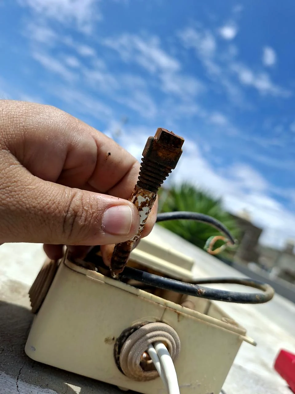 Otro conector dañado por el agua
