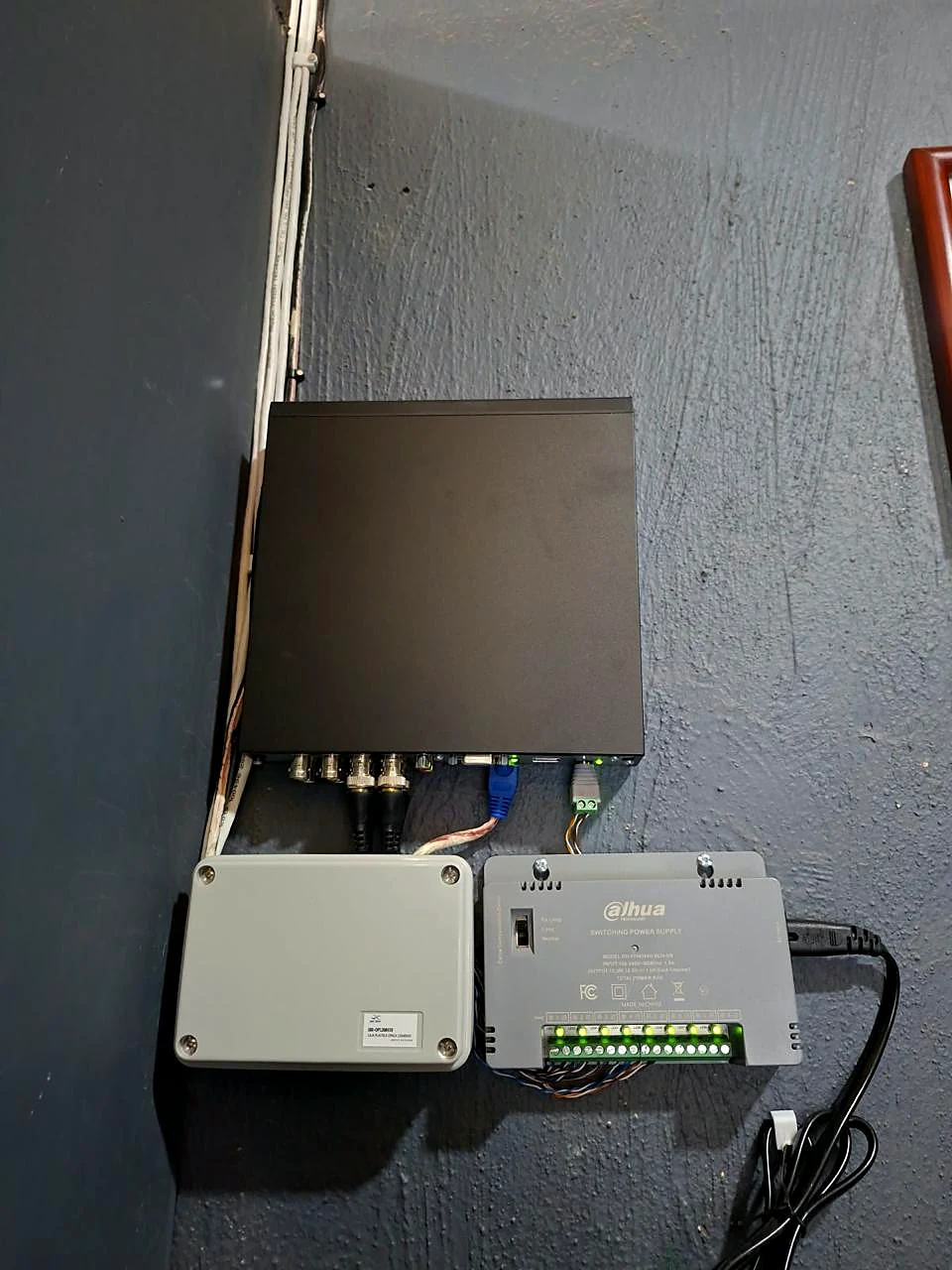 Después: grabador y fuente de poder instalados y ordenados por Control Cam