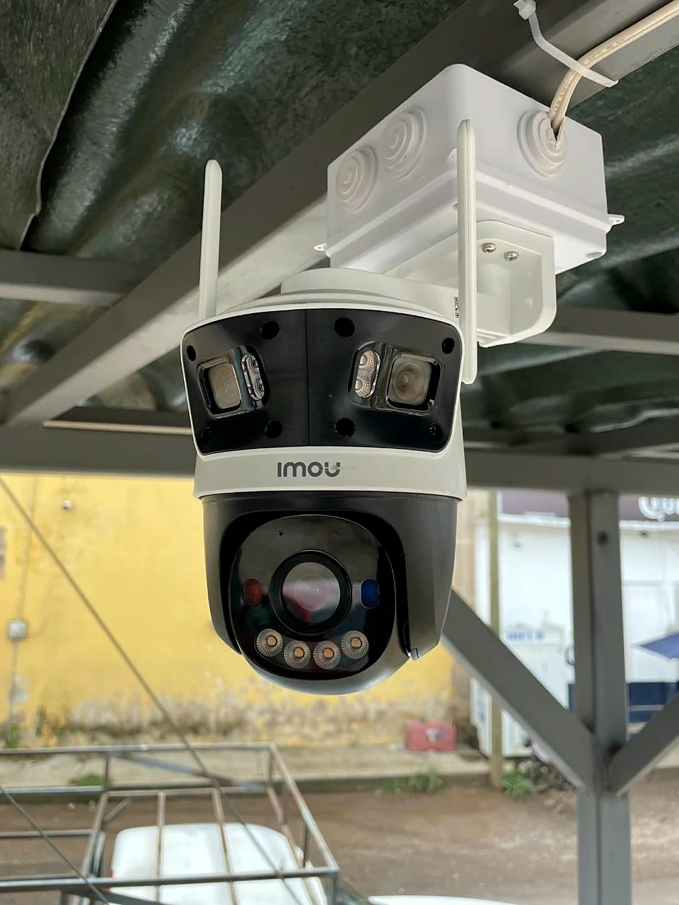 Cámara Imou de tres lentes bajo techo metálico, con caja de conexión sellada